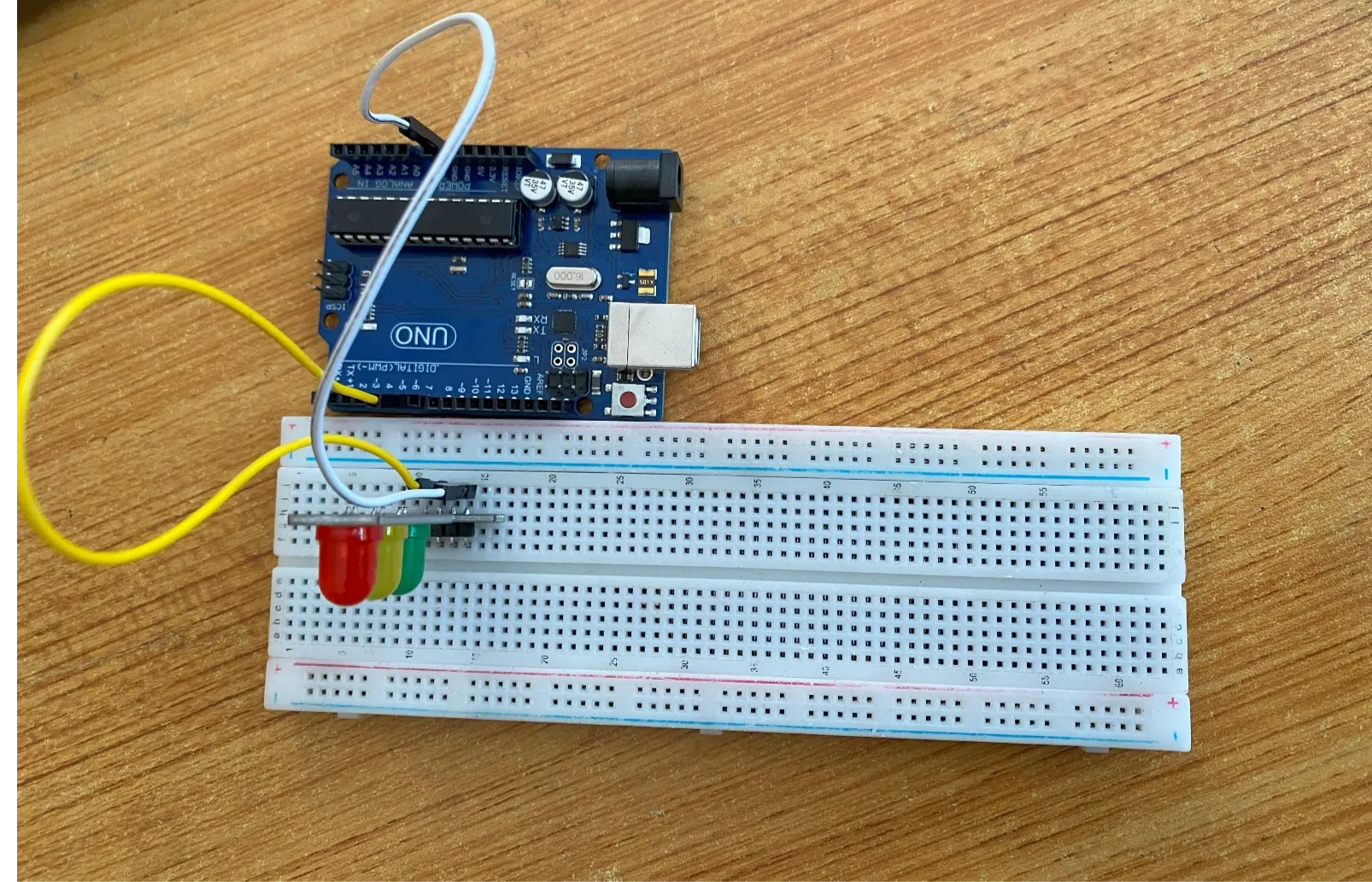 Trafic Light fixed on breadboard